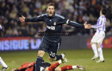 saba体育-穆诺斯首次佩戴皇家社会队长袖标 赛前合照致敬恩师阿尔古亚西尔